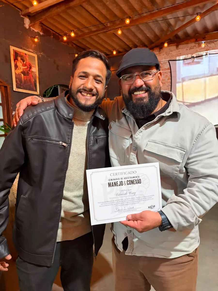 Eduardo Cruz recebendo certificado da Metodologia MACAN